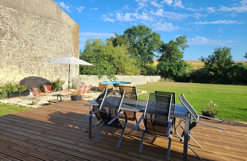 Saint-Pierre-de-Juillers Casa | Maison de Campagne Avec un Grand Jardin, une Belle Terasse et une Petite Piscine