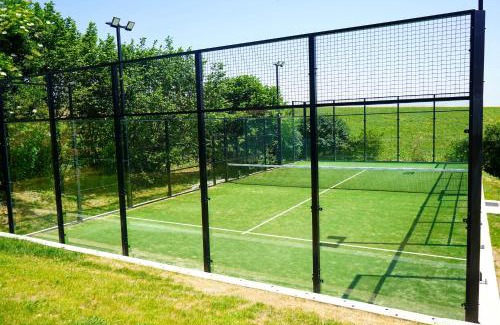 Lain Casa | Maison Héléna by hellofriends, au vert, piscine, padel