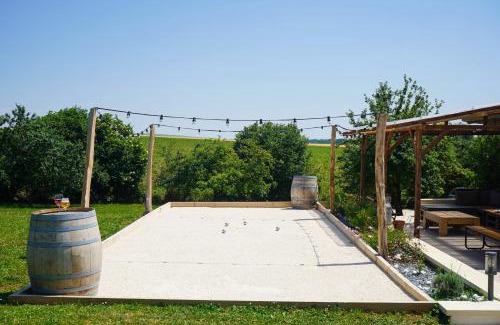 Lain Casa | Maison Héléna by hellofriends, au vert, piscine, padel