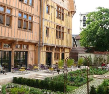 Old Town Casa | Maison Juvénal des Ursins