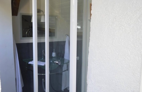 Saint-Jean-le-Blanc Casa | Maison l'Amérique le da la bienvenida a una de sus habitaciones. Los perros también son bienvenidos.