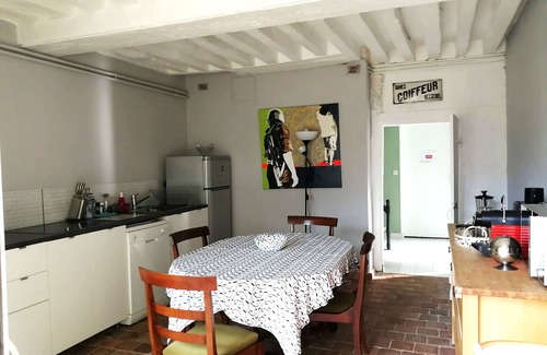 Saint-Jean-le-Blanc Casa | Maison l'Amérique le da la bienvenida a una de sus habitaciones. Los perros también son bienvenidos.