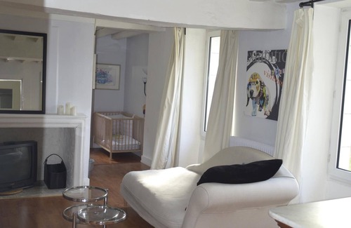 Saint-Jean-le-Blanc Casa | Maison l'Amérique le da la bienvenida a una de sus habitaciones. Los perros también son bienvenidos.