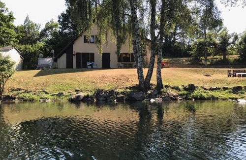Arvieu Casa | Maison Lac de Pareloup -LES PIEDS DANS L'EAU-