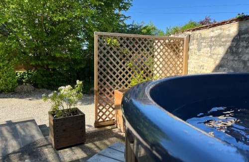 Magny-Lambert Casa | Maison les Bleuets - Hot tub