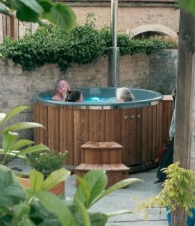 Magny-Lambert Casa | Maison les Bleuets - Hot tub