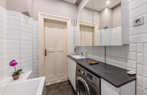 Krisztinavaros Apartamento | Maison Lumière -Comfy Buda Retreat AC, Balcony near M2 metro