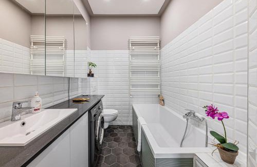 Krisztinavaros Apartamento | Maison Lumière -Comfy Buda Retreat AC, Balcony near M2 metro