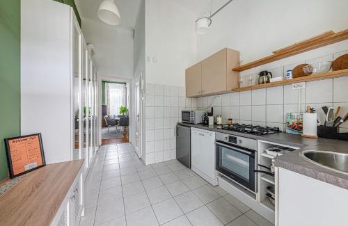 Krisztinavaros Apartamento | Maison Lumière -Comfy Buda Retreat AC, Balcony near M2 metro