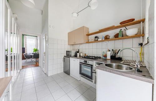 Krisztinavaros Apartamento | Maison Lumière -Comfy Buda Retreat AC, Balcony near M2 metro
