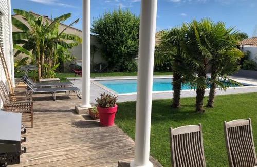 Lagord Cama Y Desayuno | Maison M, chambre privée accès jardin piscine et jacuzzi près de La Rochelle