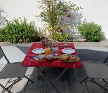 Lagord Cama Y Desayuno | Maison M, chambre privée accès jardin piscine et jacuzzi près de La Rochelle