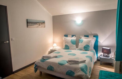 Le Burgaud Cama Y Desayuno | MAISON MAUPAS Chambre Rouge