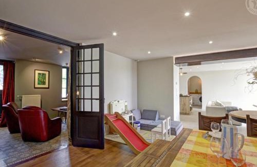 Saint-Symphorien-de-Lay Casa | Maison mitoyenne spacieuse avec jardin, terrasse et internet - FR-1-496-312