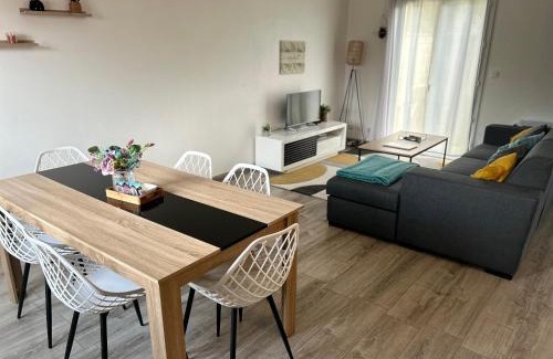 Sainte-Savine Apartamento | Maison Mitoyenne avec cour + parking