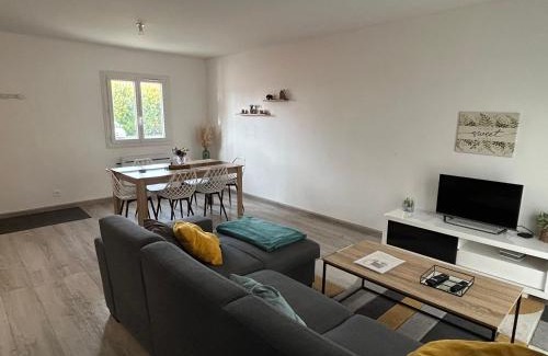 Sainte-Savine Apartamento | Maison Mitoyenne avec cour + parking
