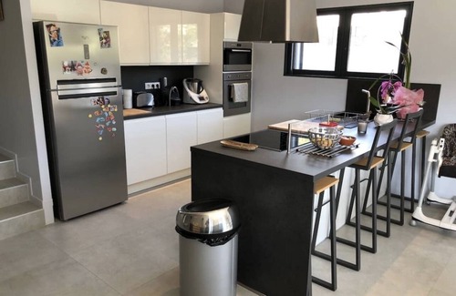 Pegomas Casa | Maison Moderne 140m2 Avec Piscine Securisee, Cuisine d Ete, Climatisation