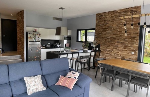 Pegomas Casa | Maison Moderne 140m2 Avec Piscine Securisee, Cuisine d Ete, Climatisation