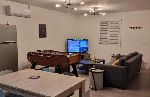 Saint-Seurin-sur-l'Isle Casa | Maison " Pac-Man" climatisée - entre collègues, amis, famille - barbecue - Netflix - Prime - Baby foot 50cts