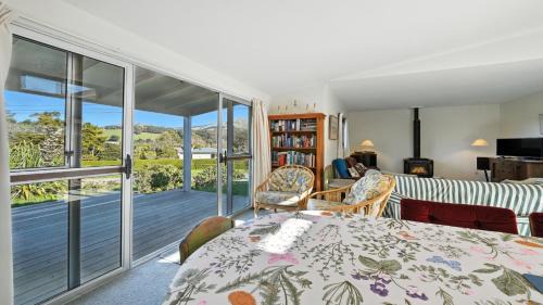 Duvauchelle Casa | Maison Pierre Rouge - Duvauchelle Holiday Home