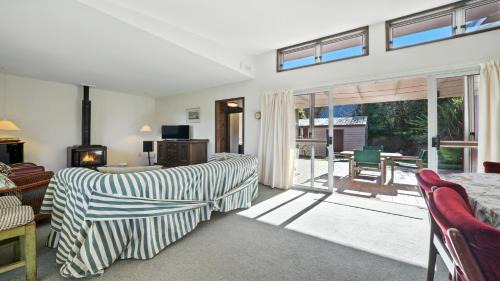Duvauchelle Casa | Maison Pierre Rouge - Duvauchelle Holiday Home