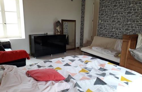 Lucay-le-Male Casa | Maison plain pied, 2 chambres, longère typique , fraiche, dans bourg avec tous commerces