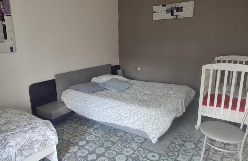 Lucay-le-Male Casa | Maison plain pied, 2 chambres, longère typique , fraiche, dans bourg avec tous commerces