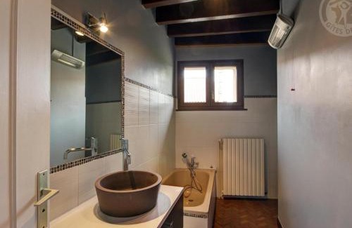 Les Salles Casa | Maison rénovée, 2 chambres, jardin, animaux acceptés, internet, barbecue - FR-1-496-161
