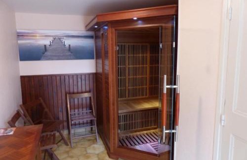 Saint-Pourcain-sur-Sioule Casa | Maison spacieuse avec jardin clos, piscine privative et sauna, proche centre de Saint-Pourçain - FR-1-489-60