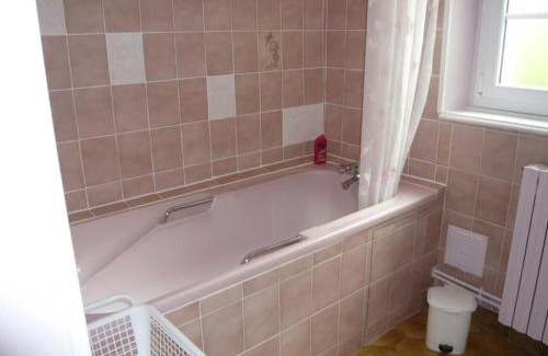 Saint-Pourcain-sur-Sioule Casa | Maison spacieuse avec jardin clos, piscine privative et sauna, proche centre de Saint-Pourçain - FR-1-489-60