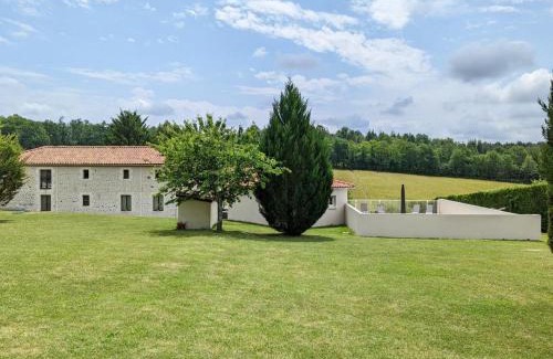 Montmoreau-Saint-Cybard Casa | Maison spacieuse en pleine nature avec piscine, équipements de loisirs et randonnées à proximité - FR-1-653-105