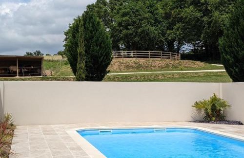 Montmoreau-Saint-Cybard Casa | Maison spacieuse en pleine nature avec piscine, équipements de loisirs et randonnées à proximité - FR-1-653-105