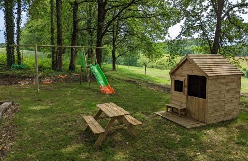 Montmoreau-Saint-Cybard Casa | Maison spacieuse en pleine nature avec piscine, équipements de loisirs et randonnées à proximité - FR-1-653-105