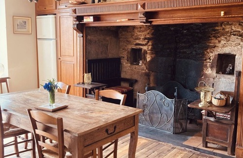 Pleaux Casa | Maison Typique au Calme Dans un Charmant Hameau Auvergnat