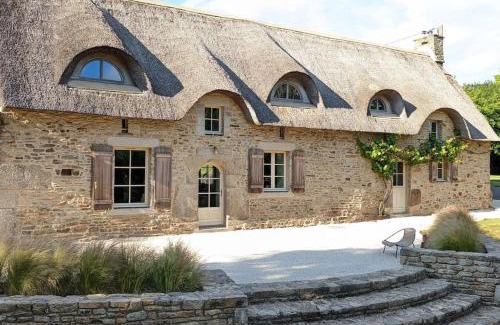 Camors Casa | Maison typique bretonne avec toit de chaume