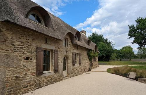 Camors Casa | Maison typique bretonne avec toit de chaume