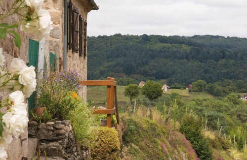 Puy-d'Arnac Casa | Casita en Corrèze | Wifi, TV, terraza y barbacoa, espacios verdes privados.