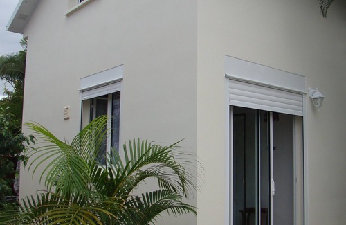 Saint-Pierre Casa | Bungalow con altillo, aire acondicionado, aparcamiento privado cerrado, internet inalámbrico, tranquilo.