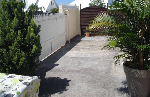 Saint-Pierre Casa | Bungalow con altillo, aire acondicionado, aparcamiento privado cerrado, internet inalámbrico, tranquilo.