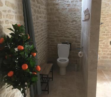 Luc-sur-Mer Casa | Maisonnette de charme avec option Piscine intérieure privée chauffée