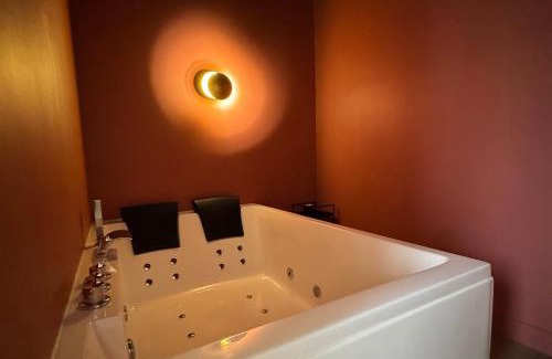 Le Marais Casa | Maisonnette relaxante, balnéo & confort, proche de la gare