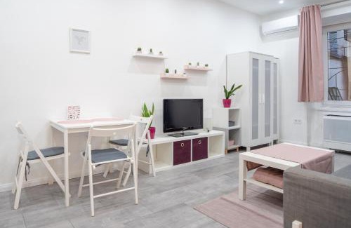 Belso-Ferencvaros Apartamento | Maja's Sweet Little Home with Free Parking and Air Condition