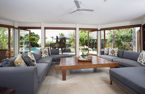 Taman Griya Villa | Uma Nina, Villa de lujo de 5 dormitorios + Coche + Conductor, Jimbaran