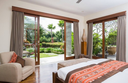 Taman Griya Villa | Uma Nina, Villa de lujo de 5 dormitorios + Coche + Conductor, Jimbaran