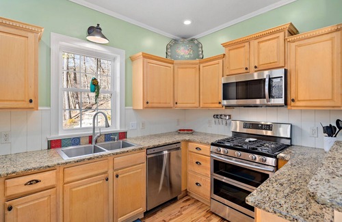 Leicester Casa | Majestic Creek Views | Romantic | Mountain Vibes | Unique | Private | Warm