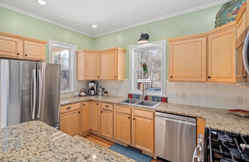 Leicester Casa | Majestic Creek Views | Romantic | Mountain Vibes | Unique | Private | Warm
