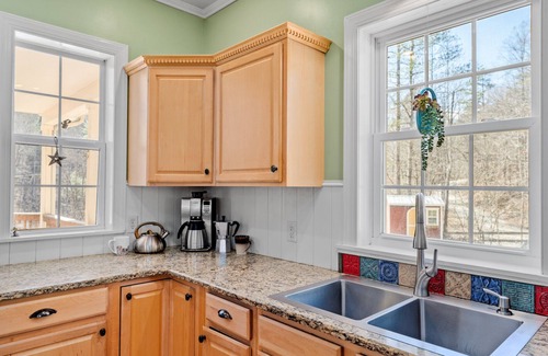 Leicester Casa | Majestic Creek Views | Romantic | Mountain Vibes | Unique | Private | Warm