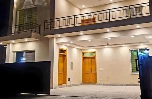 E-11 Sector Casa | Majestic Lodges Guest House Islamabad - 8 bedrooms House