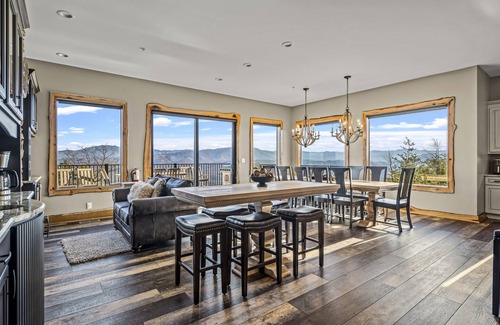 Gatlinburg - Pigeon Forge Casa | Majestic Paradise ~ Pickleball Court ~ Indoor Pool ~ Spectacular Views!