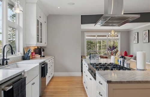 Hammonds Plains Casa | Majestic Retreat on Schmidt Lake